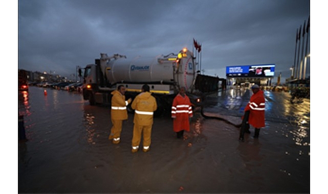 İzmir’de yağış ve deniz seviyesi hareketliliğine anlık müdahale görseli