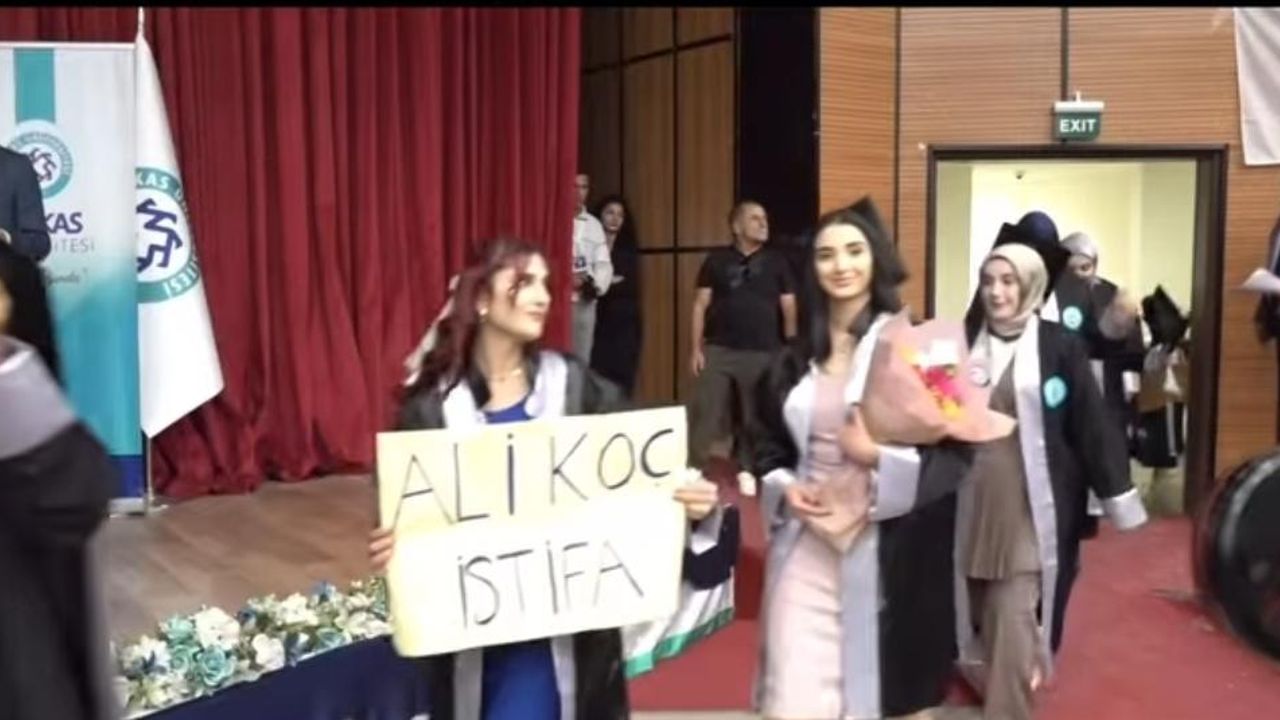 Kars Kafkas Üniversitesi mezuniyet töreninde "Ali Koç İstifa" pankartı dikkat çekti görseli