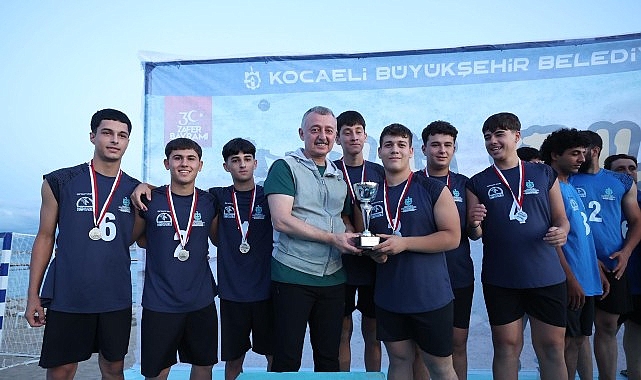 Başkan Büyükakın, gençlerin enerjisine ortak oldu; Plaj Şenlikleri Sekapark'ta başladı görseli