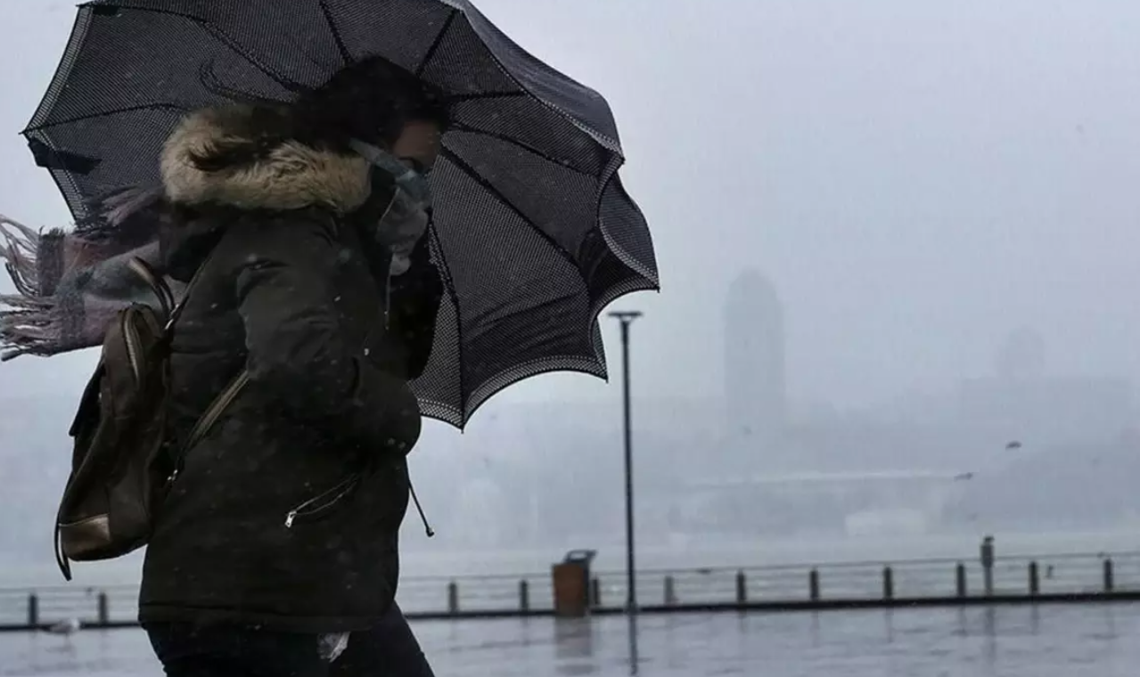 İstanbul’da Fırtına Kapıda: Valilik "O Saatlere" Dikkat Çekti! görseli