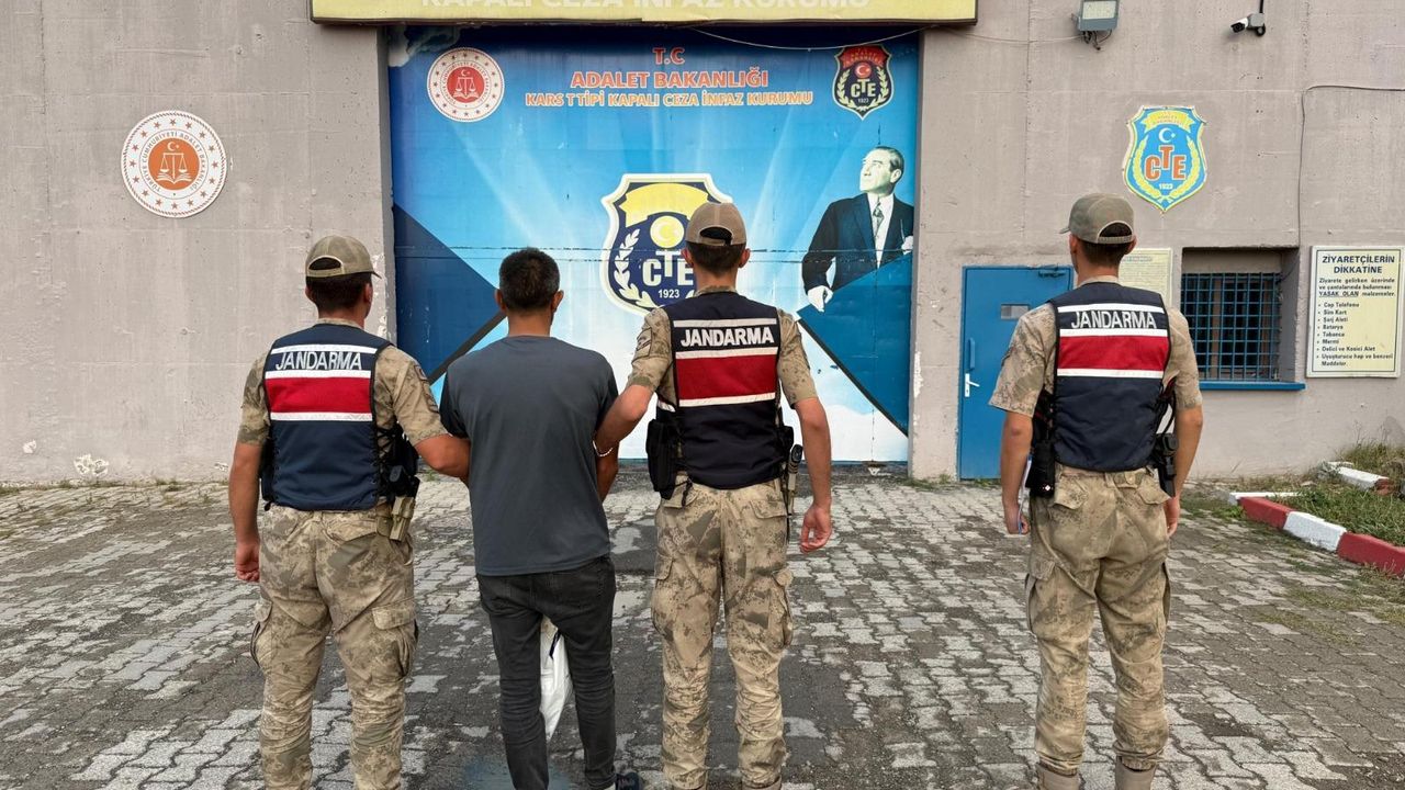 Kars'ta şüphe üzerine durdurulan araçtan çalıntı büyükbaş hayvanlar çıktı görseli