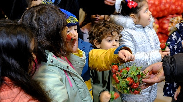 Minikler, yerli malını hal binasında öğrendi görseli