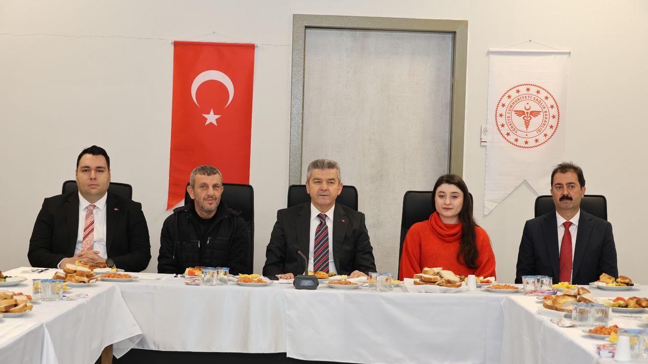 Artvin Valisi Ergün, tütün ve tütün ürünlerinin kullanımını bırakan 15 kişiye teşekkür belgesi verdi görseli