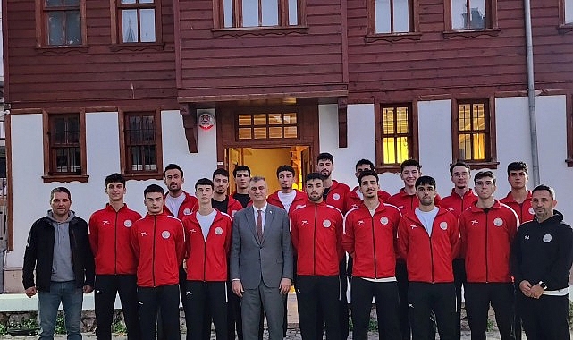 Başkan Sezer, voleybol takımına moral verdi görseli