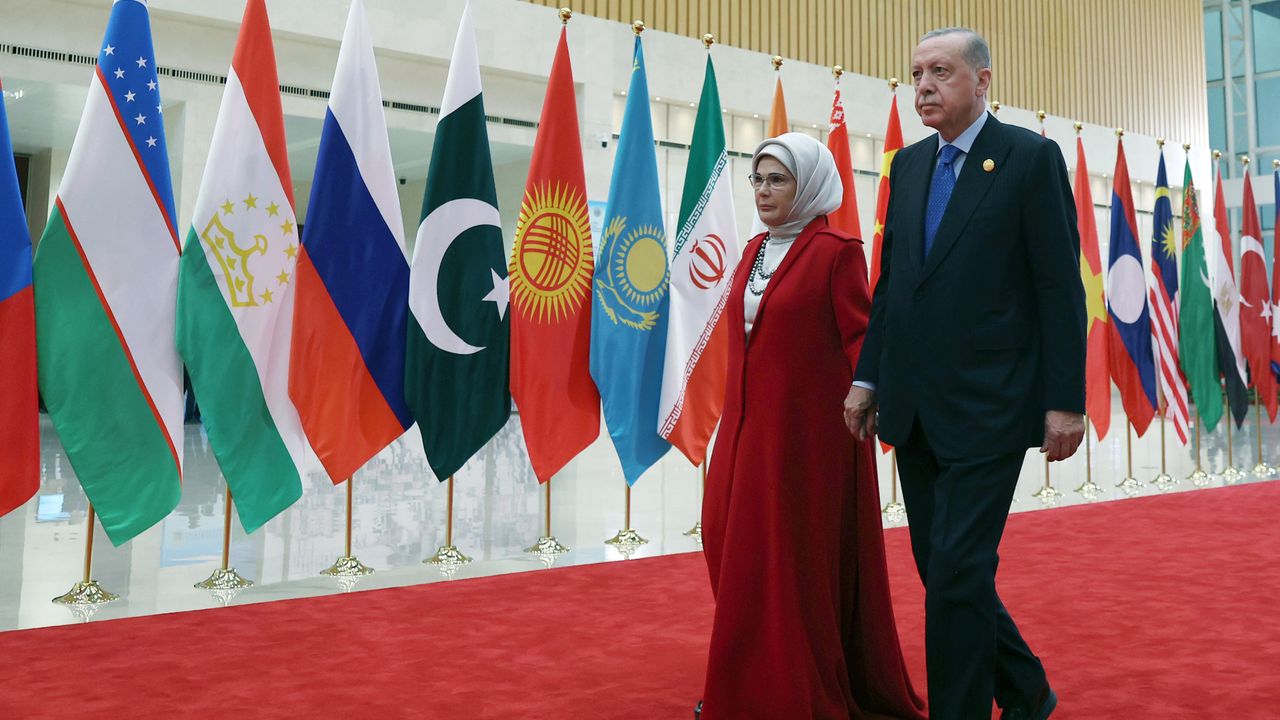 Cumhurbaşkanı Erdoğan ve eşi Emine Erdoğan Çin'de lider eşleriyle yemekte buluştu görseli