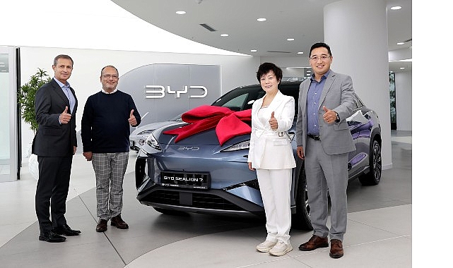 BYD Başkan Yardımcısı Stella Li, Türkiye’de İlk SEALION 7 Teslimatını Gerçekleştirdi görseli