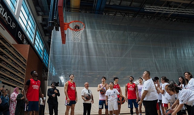 Corendon Turizm Grubu ve ZİÇEV Çocukları, Anadolu Efes Antrenmanını Ziyaret Etti görseli