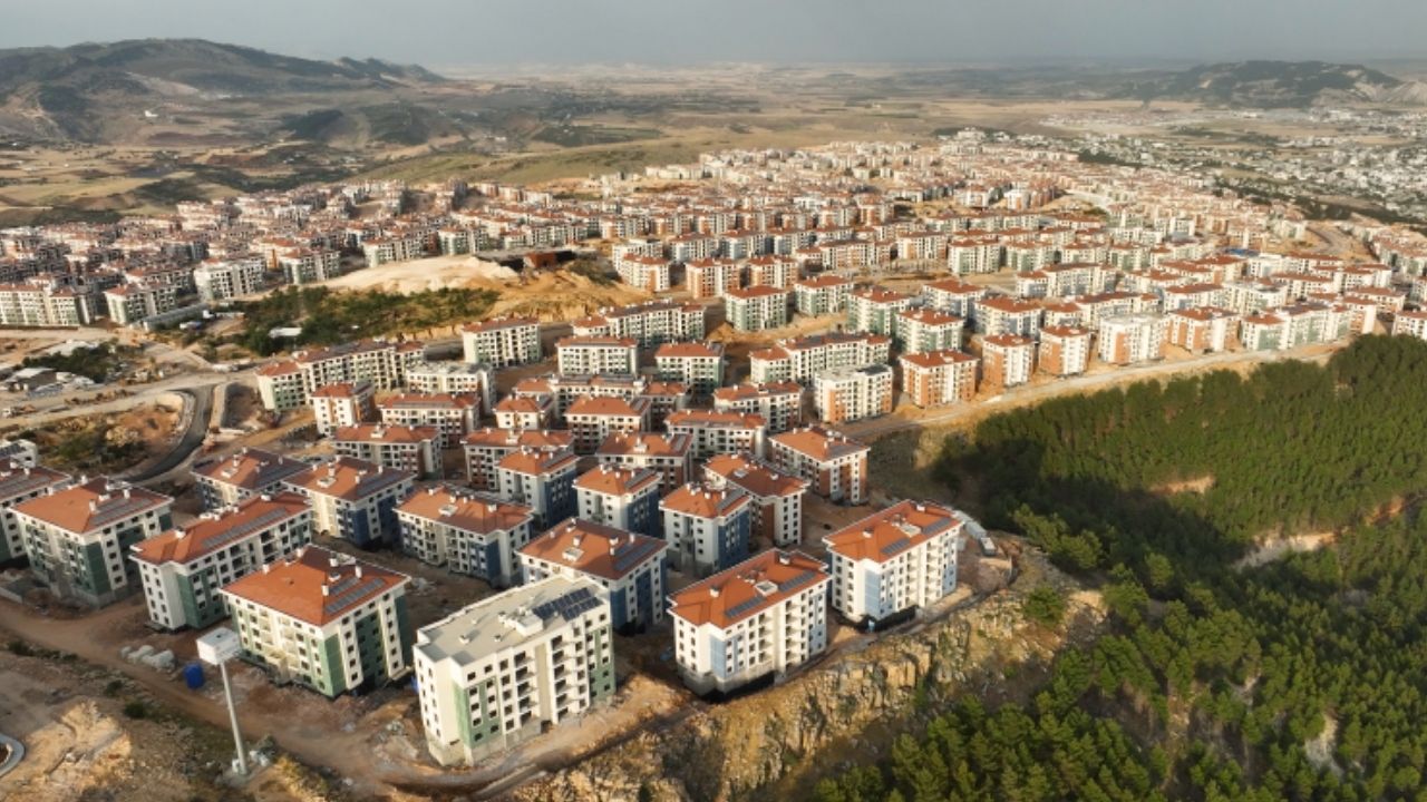Deprem bölgesinde 350 bininci konut bugün teslim ediliyor görseli