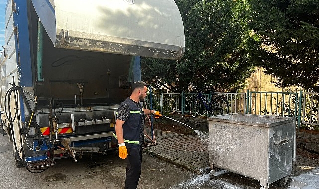 Gölcük’te çöp konteynerleri düzenli olarak temizleniyor görseli