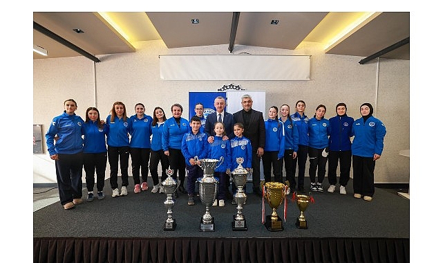 Büyükakın, Kağıtspor'un başarılı sporcularını tebrik etti görseli