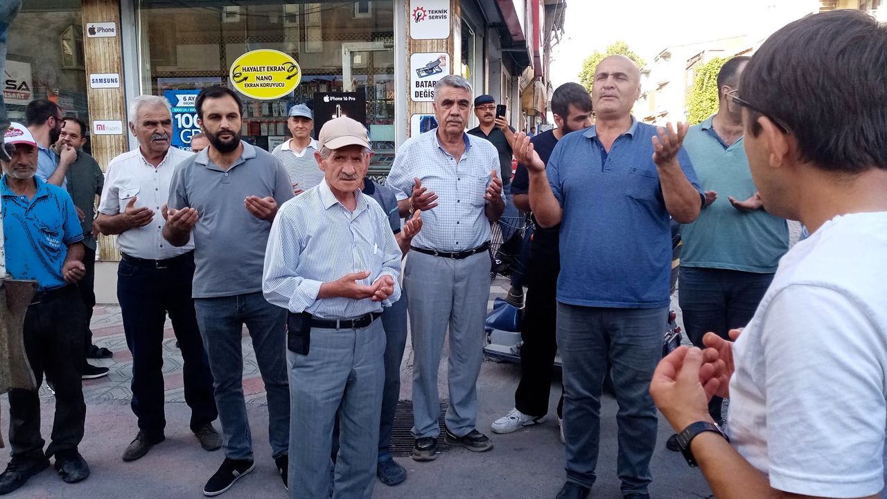 Hayırsever iş insanı 20 ton karpuz dağıttı görseli
