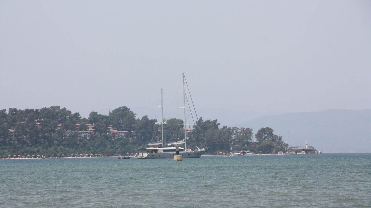 Marmaris açıklarında sürüklenen katamarandaki 2 kişi kurtarıldı görseli