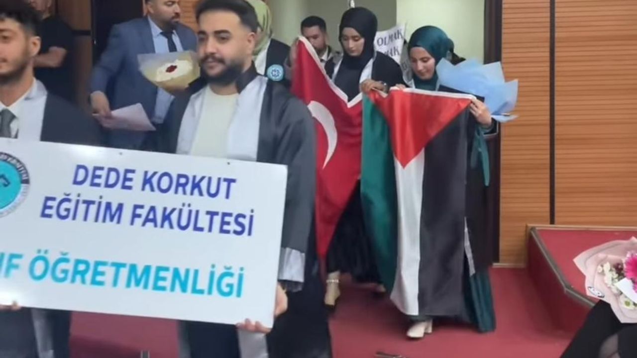 Kars Kafkas Üniversitesi mezuniyet töreninde anlamlı mesaj: Türk ve Filistin bayraklarıyla sahneye çıktılar görseli