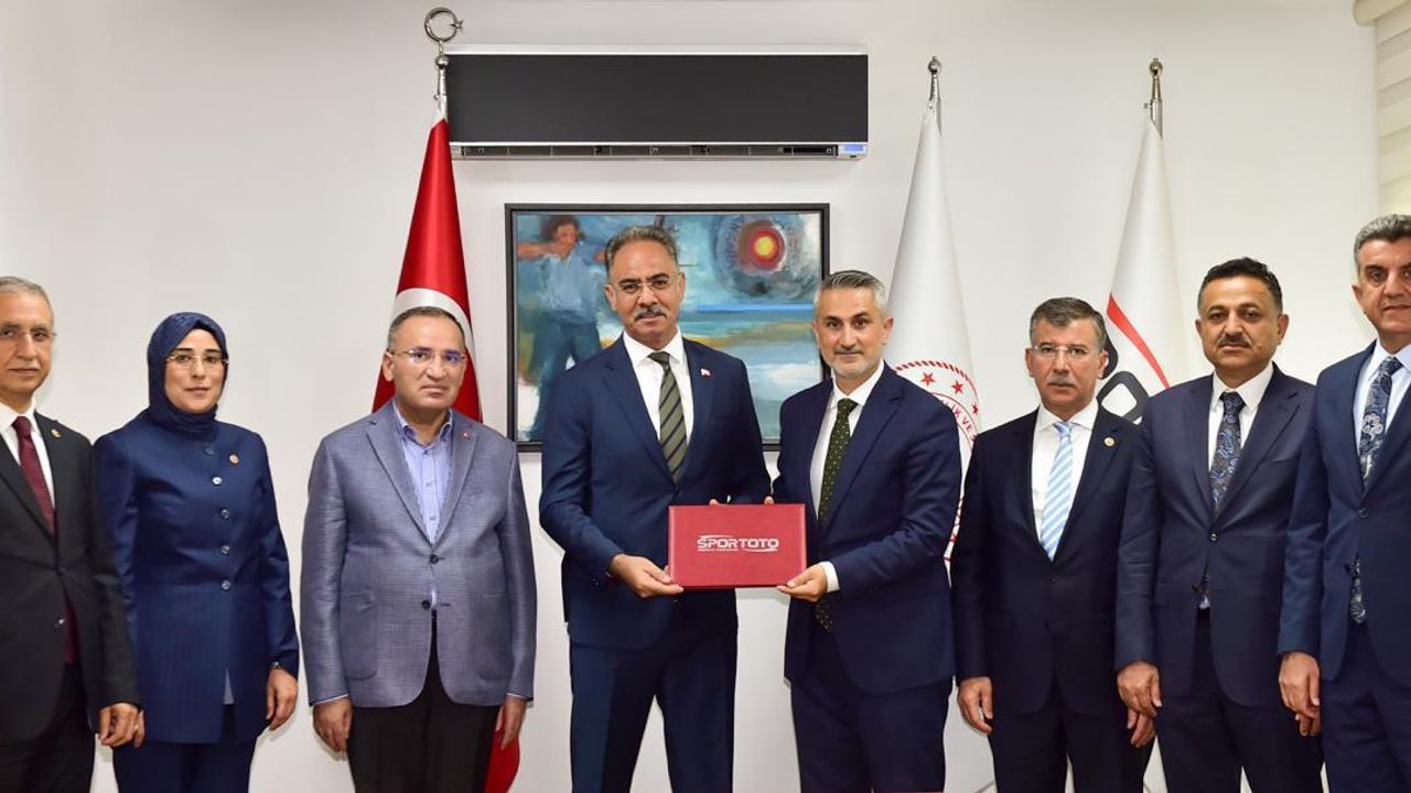 Şanlıurfa'ya dev gençlik yatırımı: Eyyübiye'de 20 saha İçin İmzalar Atıldı görseli