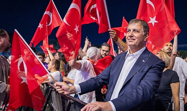 “Cumhuriyet, bir ülkenin küllerinden yeniden doğuşunda, karanlığa meydan okuyuşundadır” görseli
