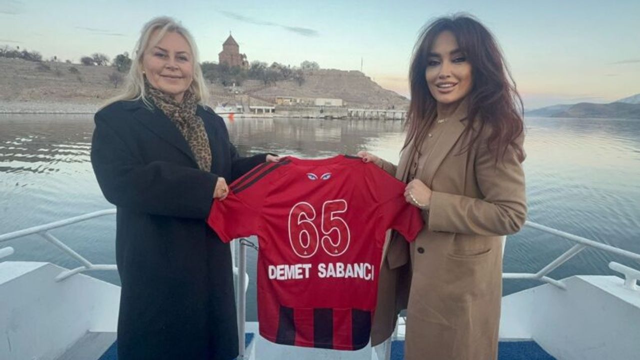 Vanspor başkan yardımcısı Gökırmak’tan Sabancı’ya forma jesti! görseli