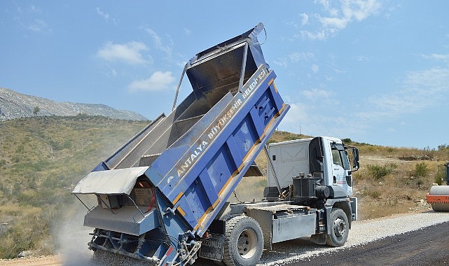 Manavgat’ta grup yolları asfaltlanıyor görseli