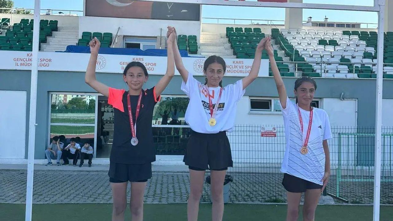Kars’ta Milli Birlik Günü anısına atletizm yarışması düzenlendi görseli