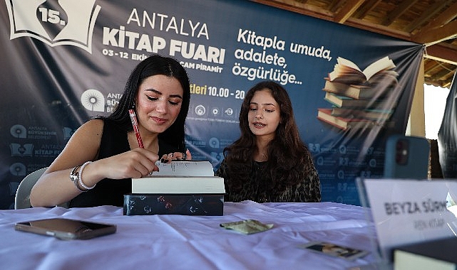 Antalya Kitap Fuarı’nda hafta sonu yoğunluğu yaşandı görseli