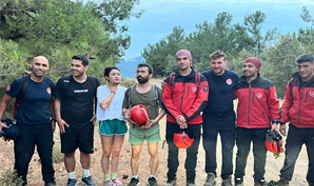 İzmir İtfaiyesi kayalıklarda mahsur kalan üç genci kurtardı görseli