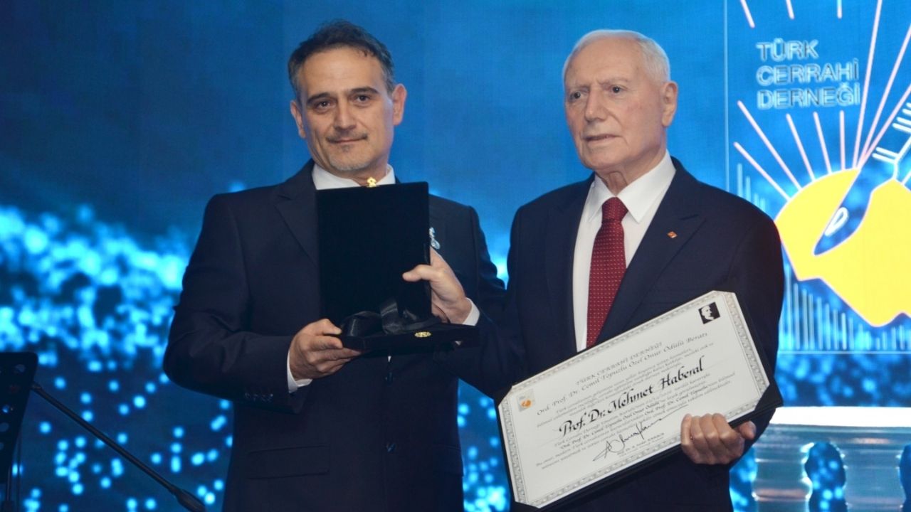 Türk Cerrahi Derneği’nin en büyük ödülü Prof. Dr. Mehmet Haberal’a görseli