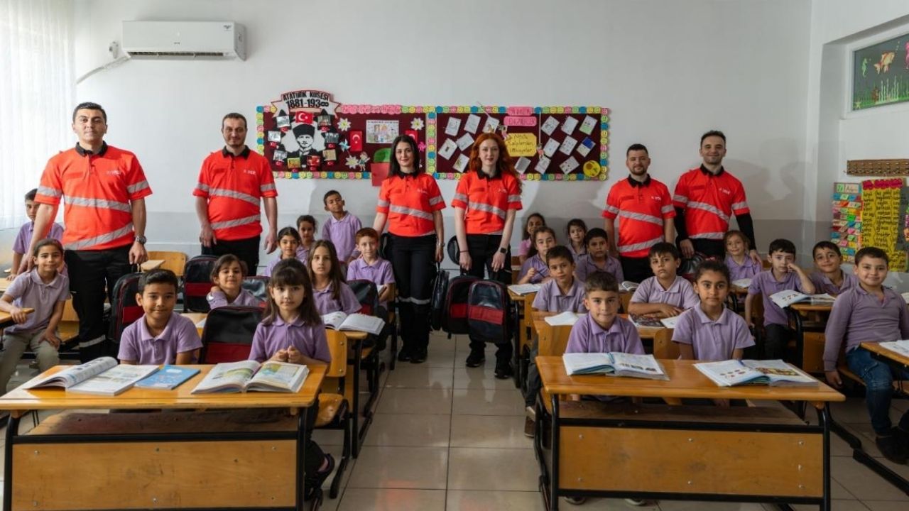 Kullanım süresi dolan uçak koltukları okul çantasına dönüştü görseli