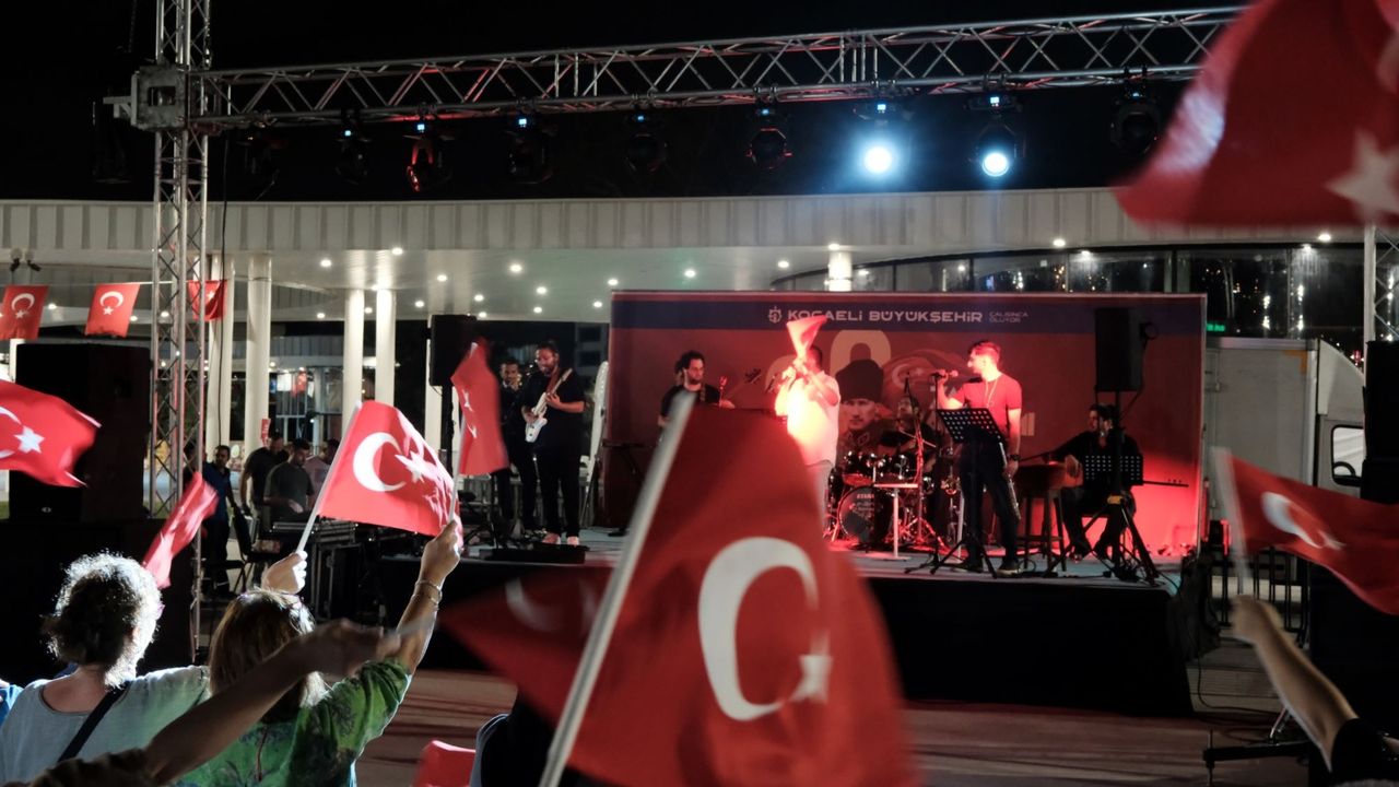 30 Ağustos coşkusu “Kahramanların İzinde” konseriyle başladı; Zafer meşalesi Milli İrade Meydanı’nda yakıldı görseli