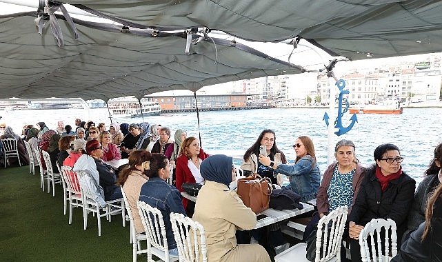 Küçükçekmeceli kadınlar İstanbul Boğazı’nda görseli