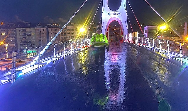 Büyükşehir'den üst geçitlere buzlanma müdahalesi görseli