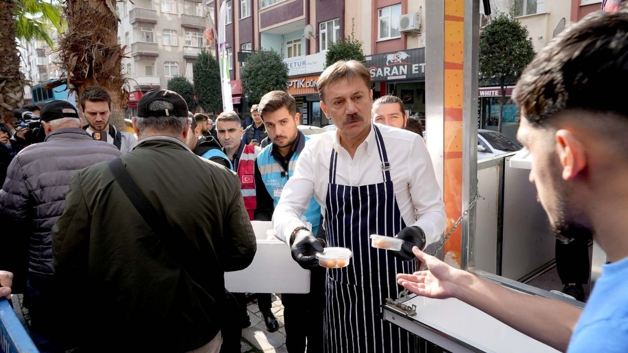 Bahçelievler’de şehitler için mevlit: Vatandaşlara lokma ikramı görseli