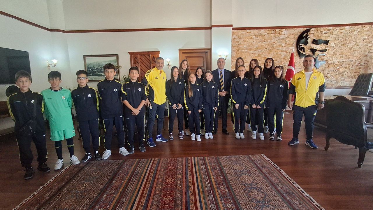 Fenerbahçe Spor Okulları sporcularından kaymakama ziyaret görseli