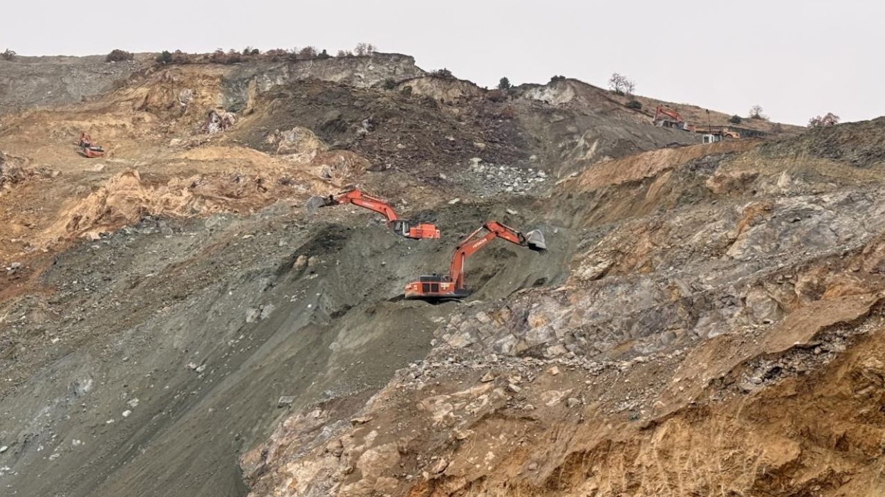 Sivas’ta göçük altında kalan şantiye müdürünü arama çalışmaları sürüyor görseli