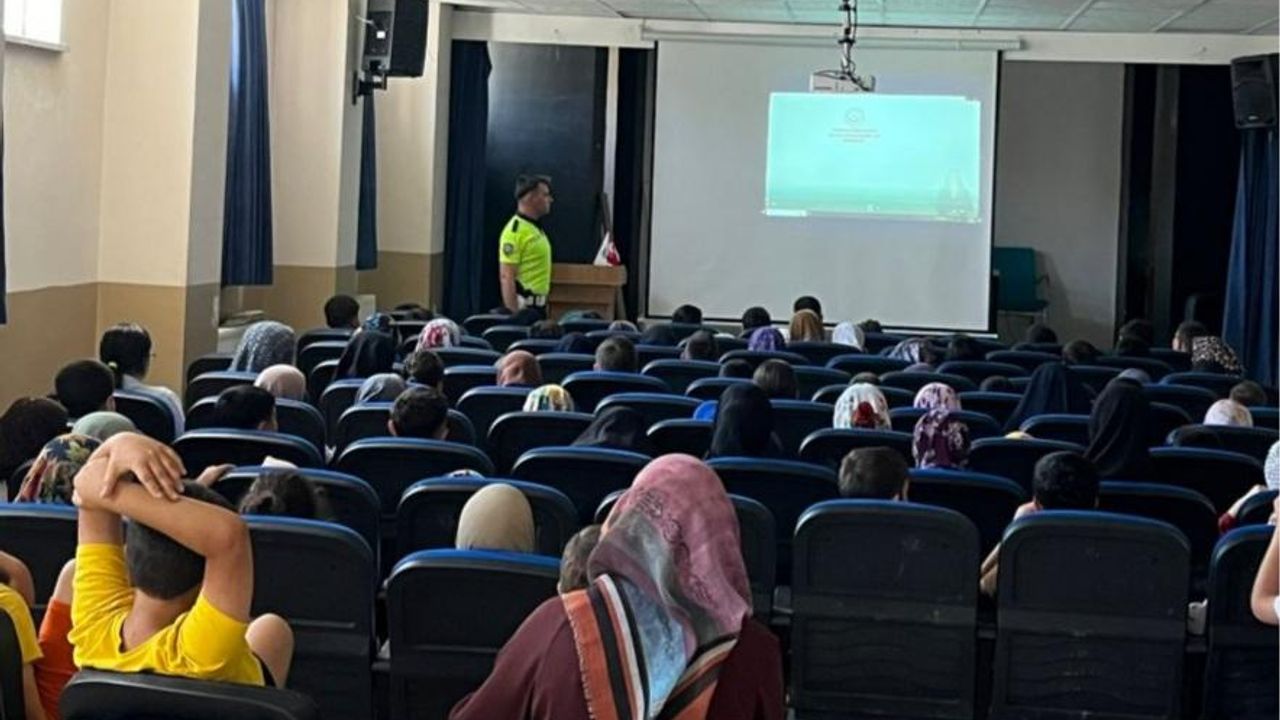 Kars’ta Kur’an kursu öğrencilerine trafik eğitimi verildi görseli