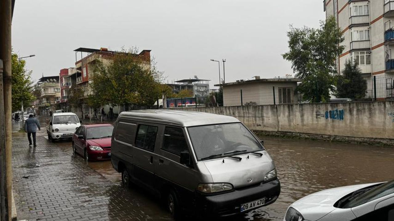 Aydın'da sağanak yağış mahalleyi göle çevirdi görseli