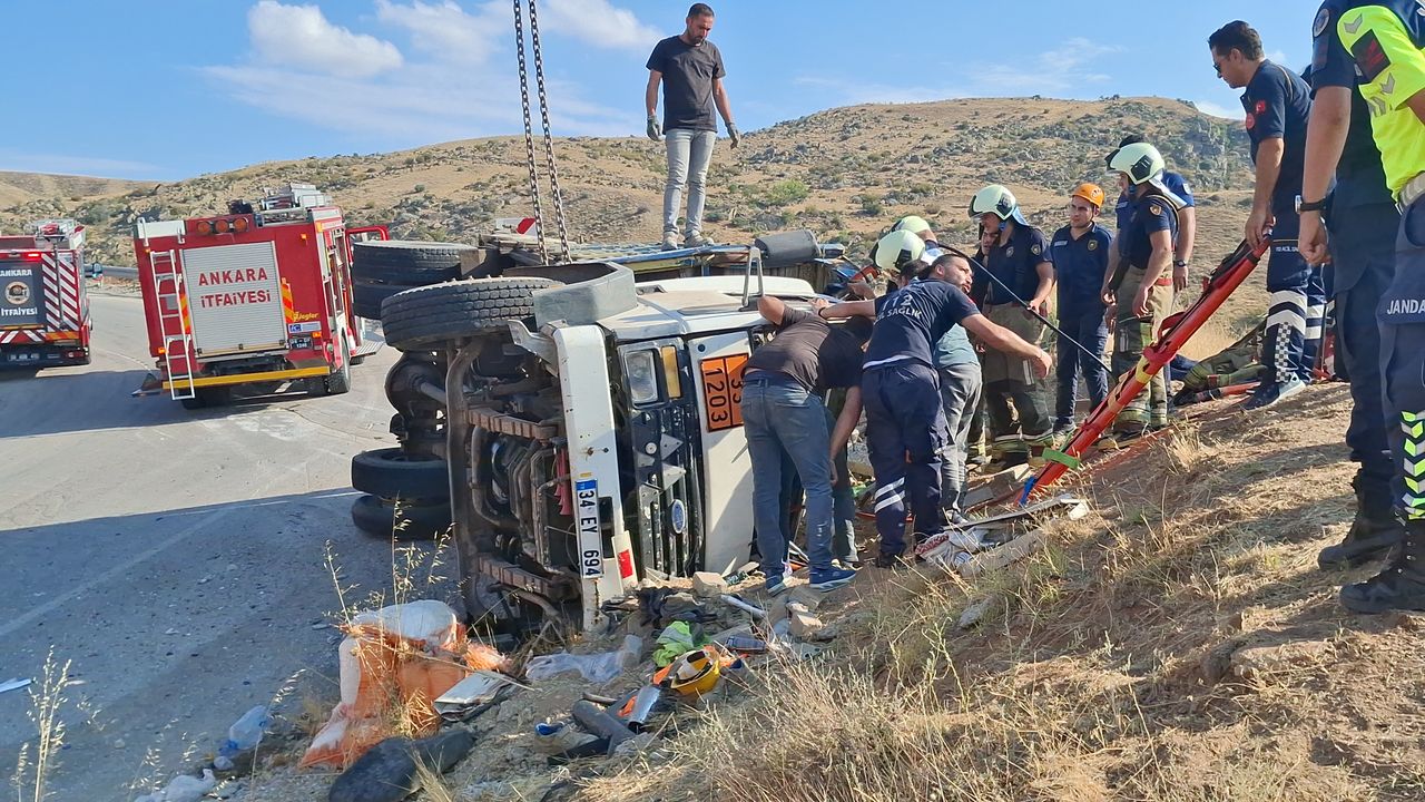 Kaza yapan aracın sürücüsü, araç içinde sıkıştı görseli