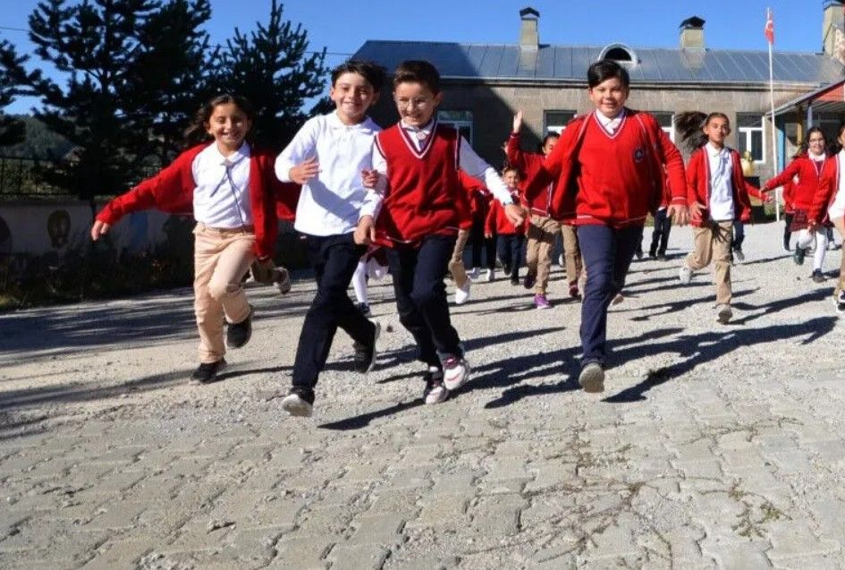 OKULLAR NE ZAMAN TATİL OLACAK? YAZ TATİLİ ERKENE ÇEKİLECEK Mİ? görseli