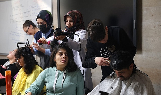 Güvenli, Çağdaş ve Sıcak bir Pencereden Yansıyanlar görseli