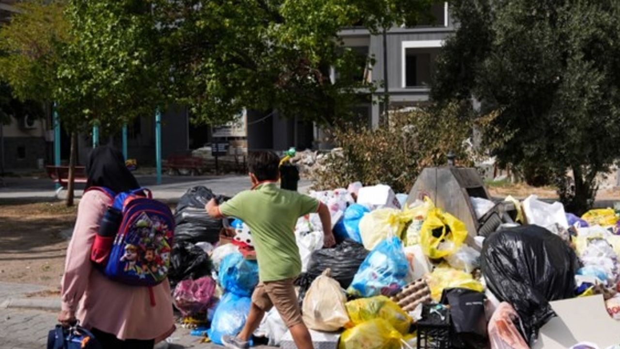 İzmir’de işçi eylemi bitti, çöp çilesi bitmedi görseli