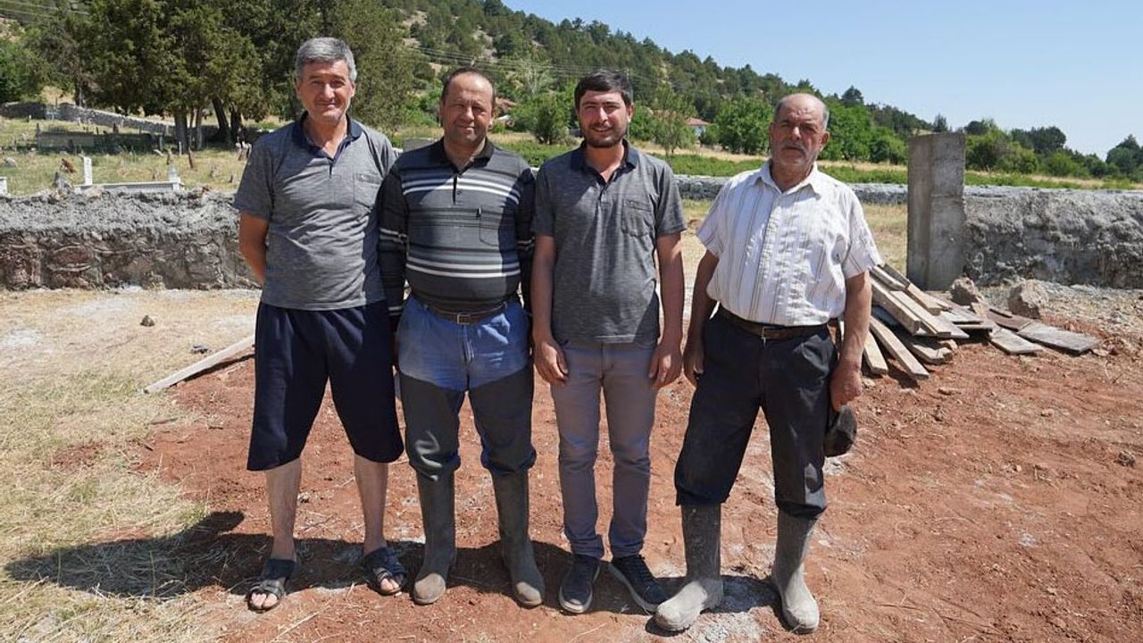 Yenitepe köyünün yıkık mezarlık duvarı yenilendi görseli