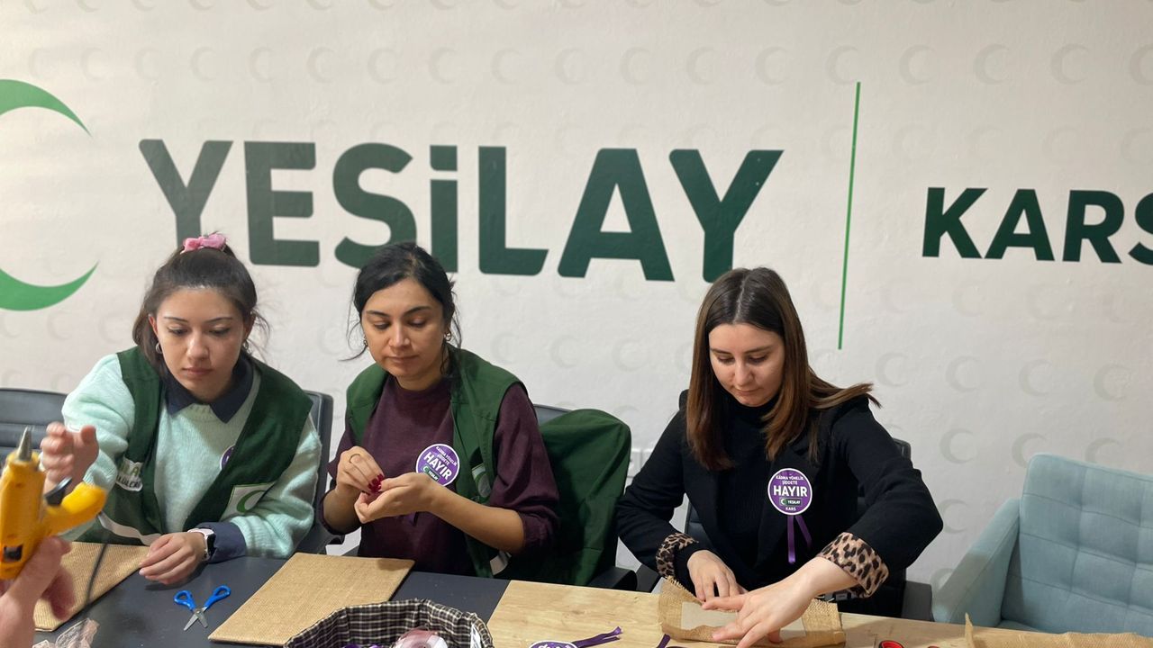 Yeşilay Kars Şubesi, “Kadına Yönelik Şiddete Hayır” mesajıyla dantel atölyesi düzenledi görseli