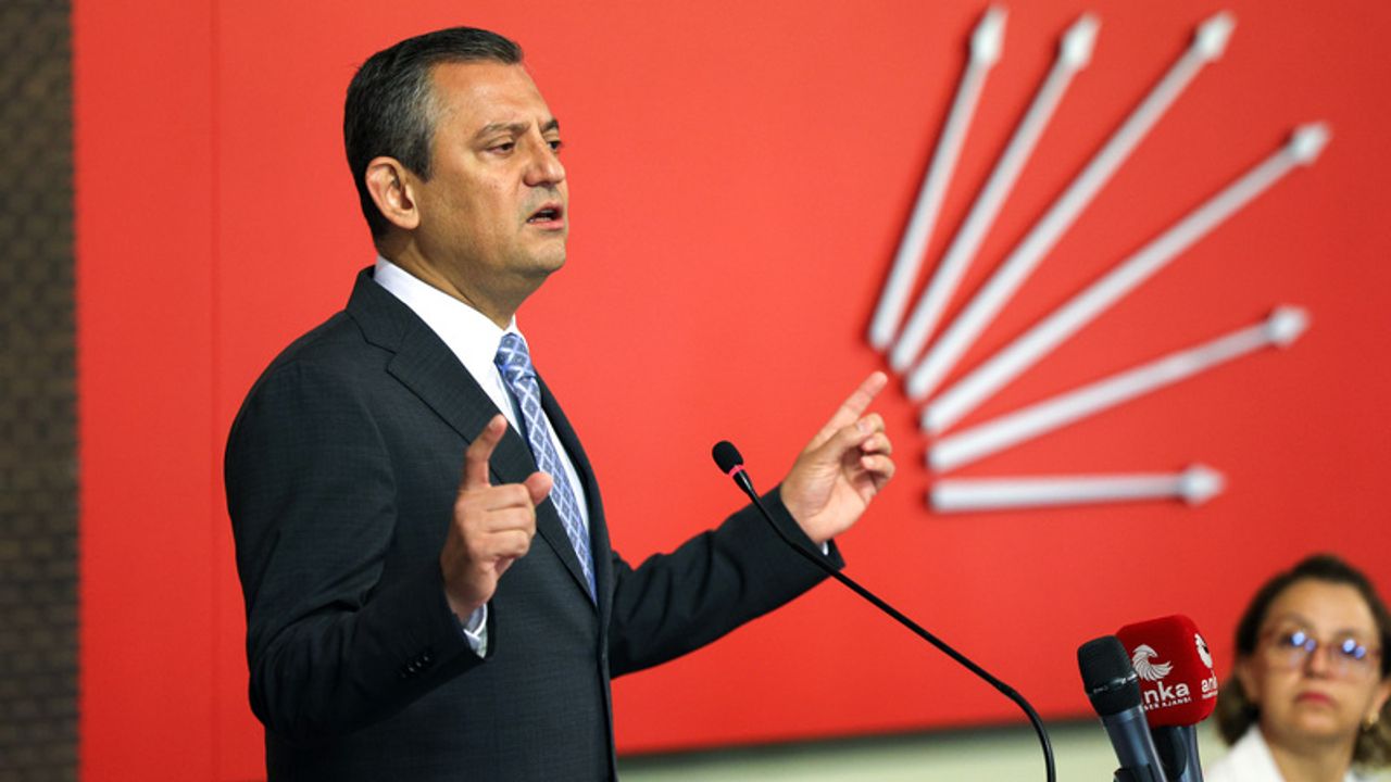 Özgür Özel yeniden CHP Genel Başkanı seçildi görseli
