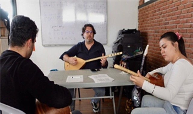 Genç İzmir'in ücretsiz müzik kursları için başvurular sürüyor görseli