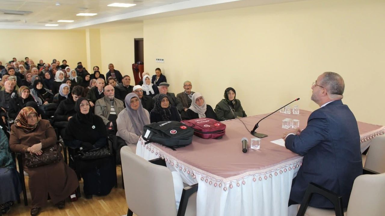 Kars'tan direkt uçuşlu Umre yolcularına bilgilendirme semineri düzenlendi görseli