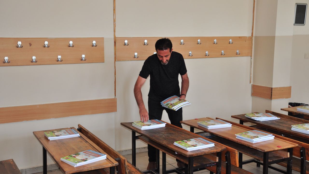 Kars'ta toplam 638 bin adet ders kitabı, sıralarda yerini aldı görseli