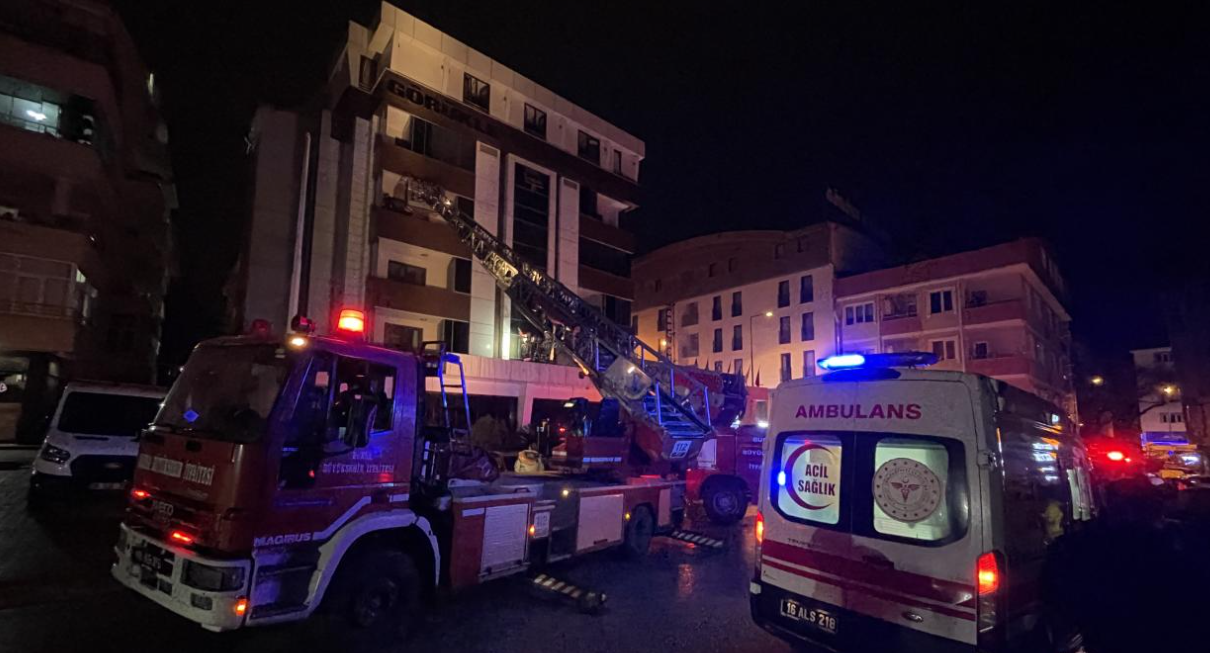 Bursa’da Otelde Çıkan Yangın Paniğe Neden Oldu: 8 Kişi Hastaneye Kaldırıldı görseli