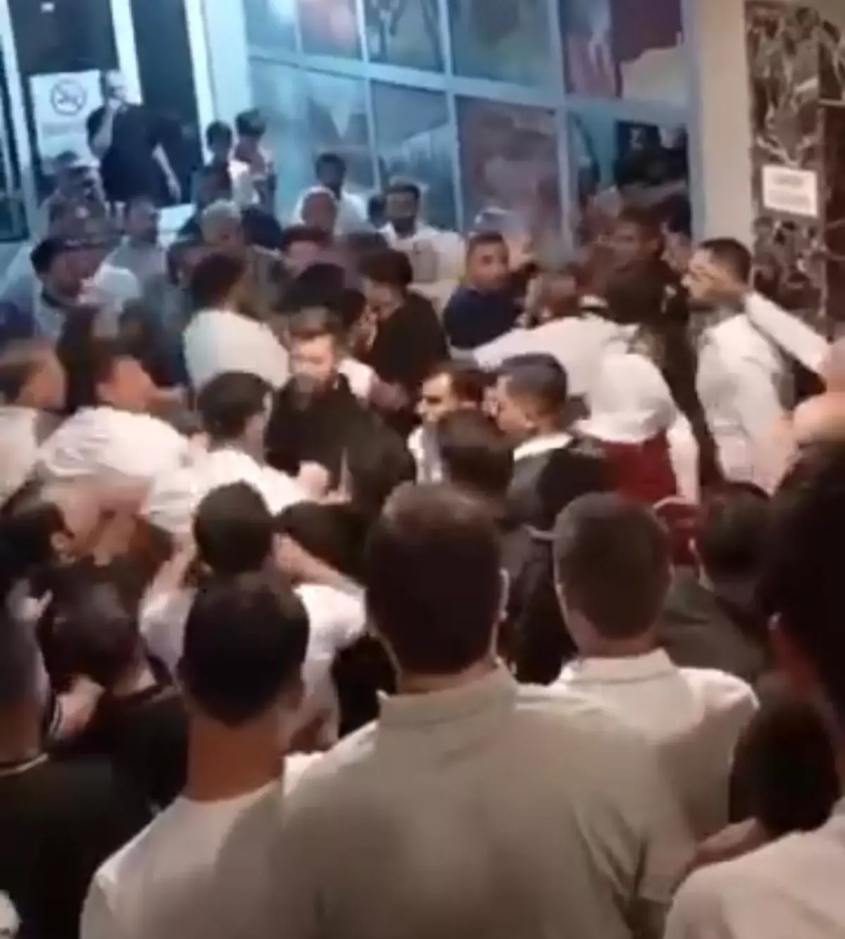 Bursa'da Düğün Salonunda Çıkan Kavga Ortalığı Karıştı: Tekme ve Yumruklar Havada Uçuştu görseli