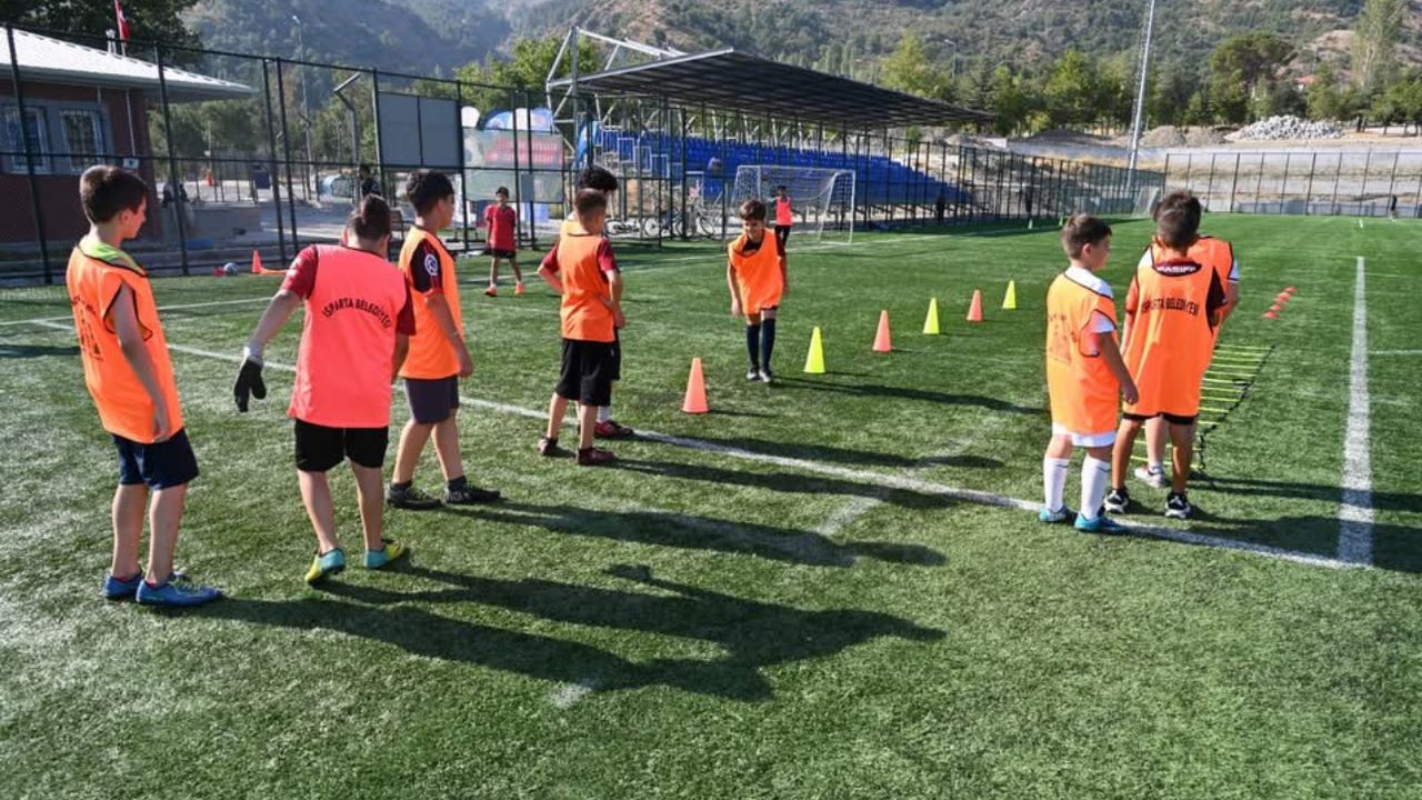 Isparta Belediyesi’nin yaz spor kurslarında dolu dolu bir yaz tatili geçirdiler görseli