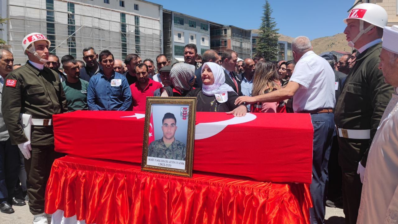 Şehit Celattin Uyanık, Bitlis’te son yolculuğuna uğurlandı görseli
