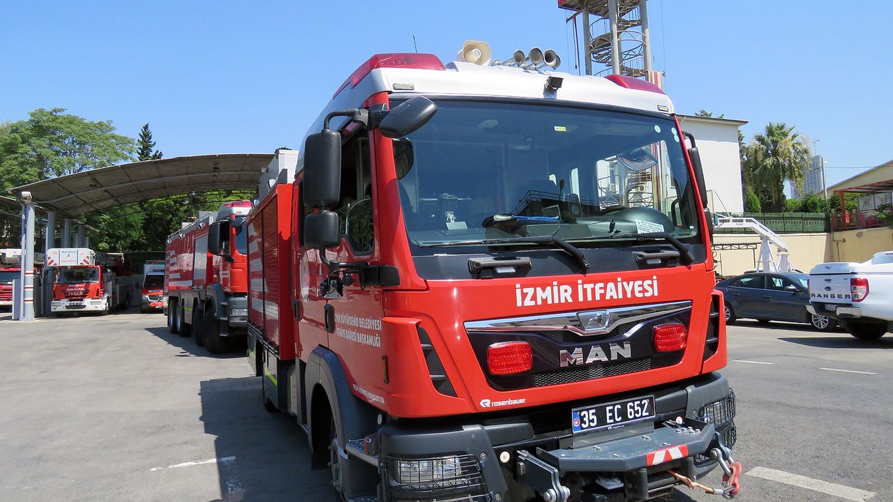 İzmir Buca'da orman yangını görseli