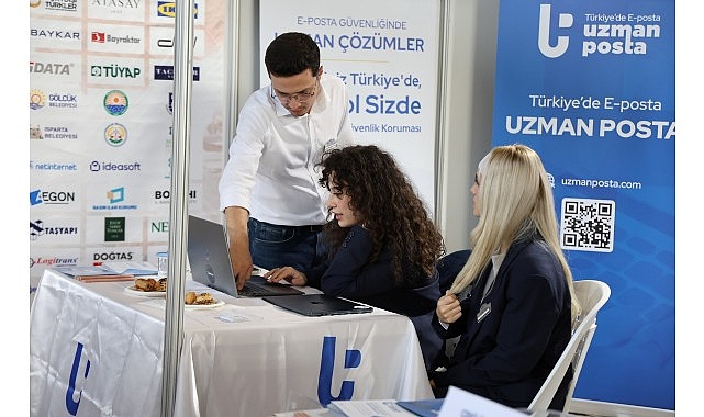 Bilişim Fuarı stantlarına 7'den 70'e yoğun ilgi görseli